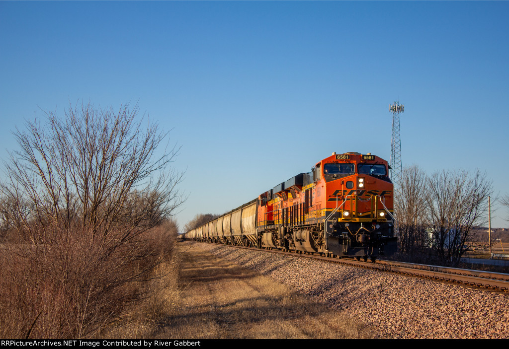 Eastbound BNSF G-MNXETT at Waldron Township